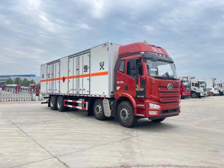 解放9.6米氣體廂式運(yùn)輸車(chē)
