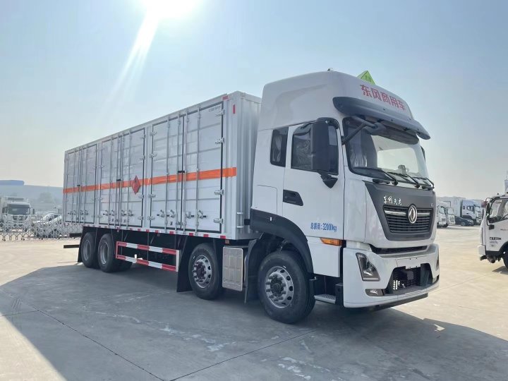 東風(fēng)天龍9.4米氣體廂式運(yùn)輸車(chē)
